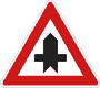 P01 skrzyżowanie z drogą podporządkowaną występującą po obu stronach